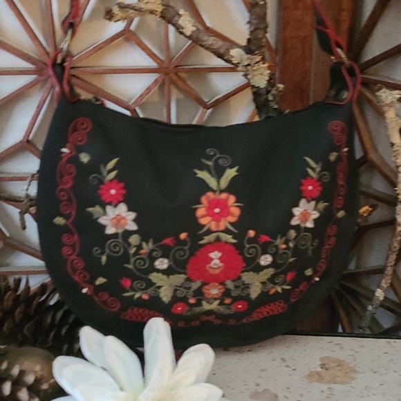 BEAUTIFUL BLACK EMBROIDERED ZIP TOP HANDBAG.MULTI - Picture 5 of 16